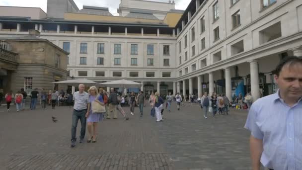 Turistas Caminando Covent Garden — Vídeos de Stock