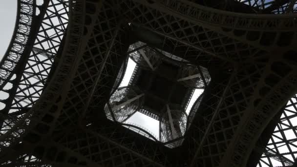 Torre Eiffel Vista Desde Abajo — Vídeos de Stock