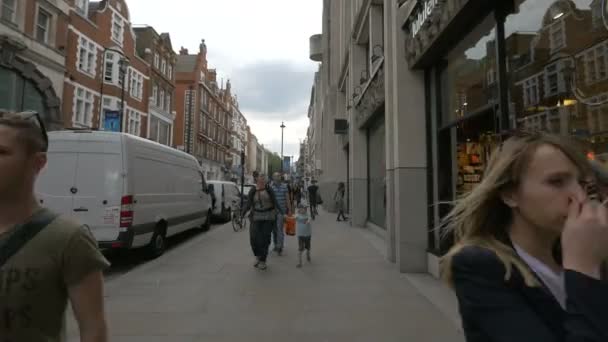 Turistas Caminando Por Calle Long Acre — Vídeos de Stock