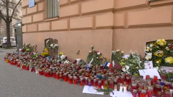 Flores Velas Comemorativas Uma Calçada — Vídeo de Stock