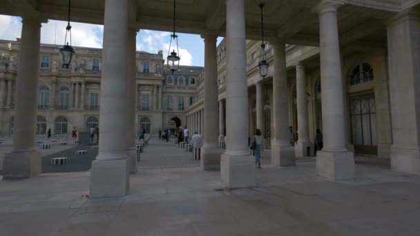 Mensen Wandelen Binnenplaats Van Palais Royal — Stockvideo
