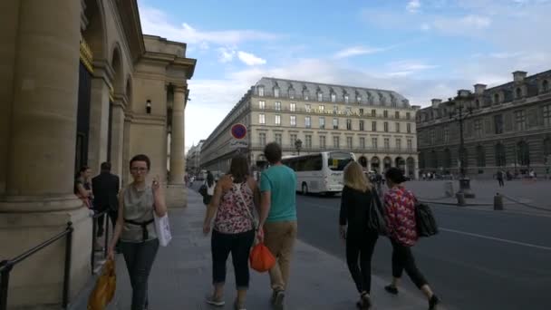 Gente Caminando Por Calle Saint Honore — Vídeo de stock