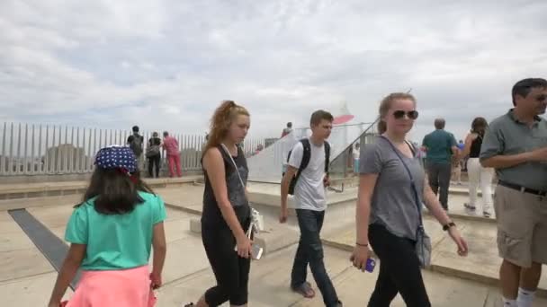 Turisták Tetején Arc Triomphe — Stock videók