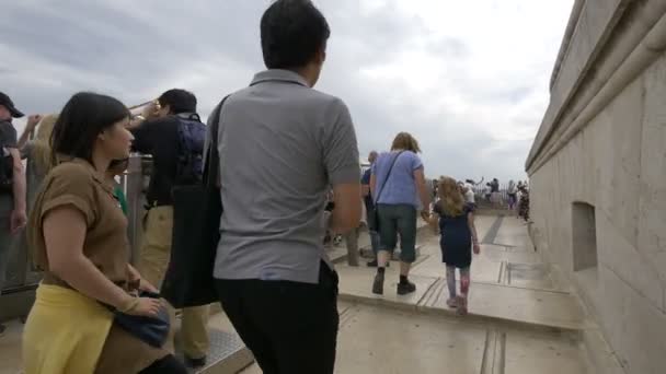 胜利拱门顶上的人群 — 图库视频影像