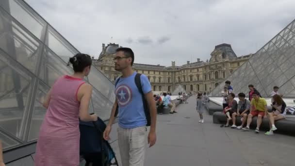 Vuxna Och Barn Besöker Napoleon Courtyard — Stockvideo