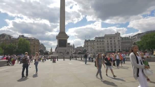 Turistas Caminando Trafalgar Square — Vídeos de Stock