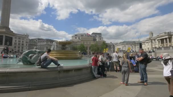 Turisti Alla Fontana Trafalgar Square — Video Stock