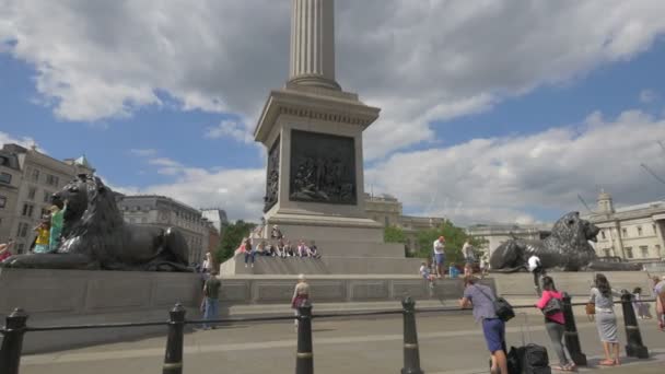 Turistas Coluna Nelson Trafalgar Square — Vídeo de Stock