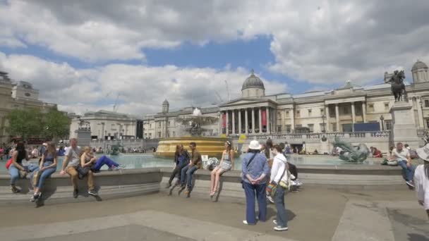 Turistas Relajándose Fuente Trafalgar Square — Vídeos de Stock