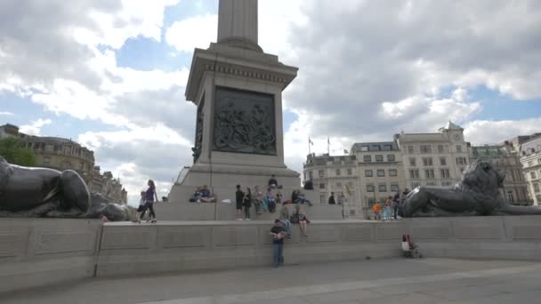 Siedząc Wokół Kolumny Nelsona Trafalgar Square — Wideo stockowe