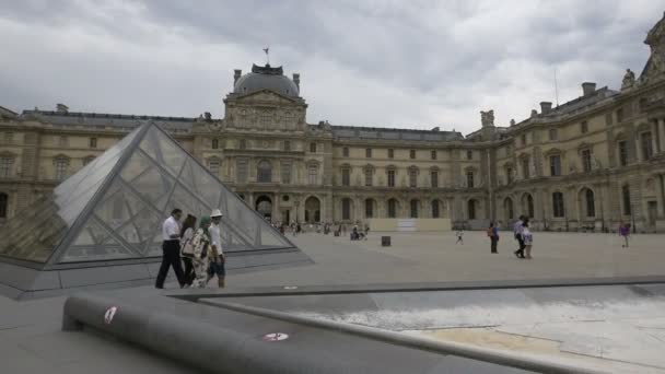 Pirâmide Pátio Napoleão Louvre Paris — Vídeo de Stock