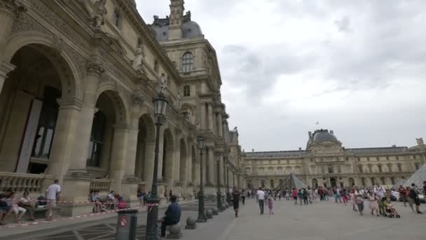 Crowd Napoleon Courtyard Louvre Museum — Stock Video