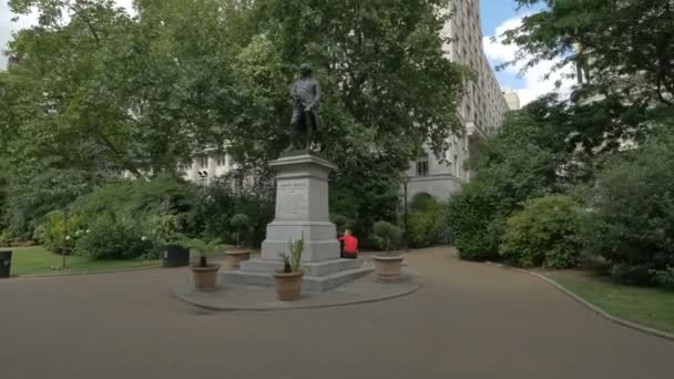 Estatua Robert Raikes — Vídeos de Stock
