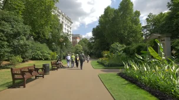 Caminando Victoria Embankment Gardens — Vídeos de Stock