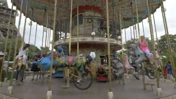 在Trocadero Carousel骑马的儿童 — 图库视频影像