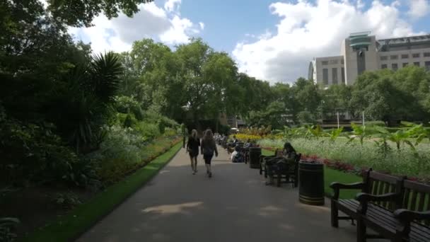 Gente Victoria Embankment Gardens — Vídeos de Stock