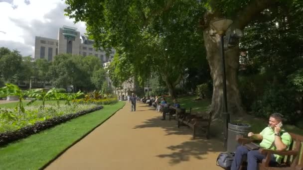 Rilassarsi Victoria Embankment Gardens — Video Stock