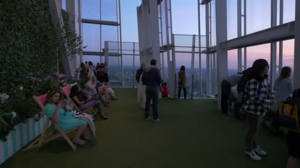 Туристы Отдыхают Смотровой Площадке Отеля Shard — стоковое видео