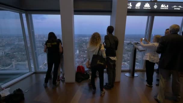 Turisták Csodálják Londont Szilánkból — Stock videók
