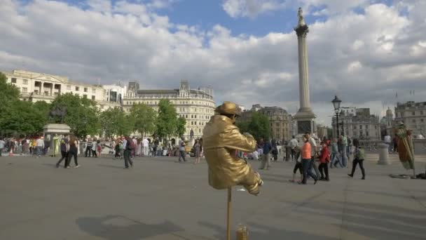 Man Levitating Trafalgar Square — Stock Video