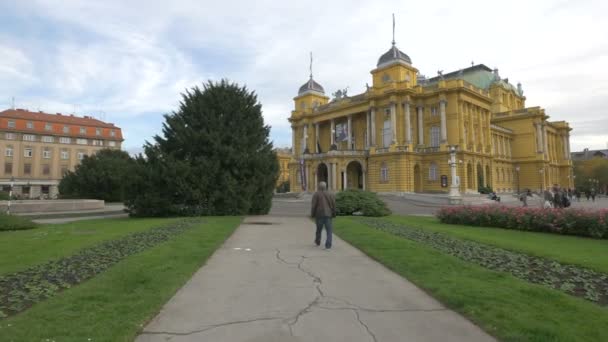 Zagreb Deki Hırvat Ulusal Tiyatrosu Yakınlarında Bir Ara Sokak — Stok video