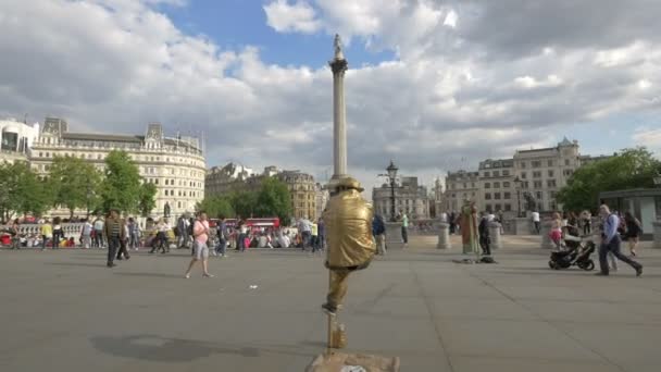 在伦敦特拉法加广场漂浮的人 — 图库视频影像