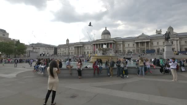 Touristen Entspannen Sich Auf Dem Trafalgar Square — Stockvideo