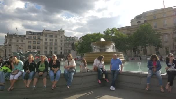 トラファルガー広場でリラックスした観光客 — ストック動画