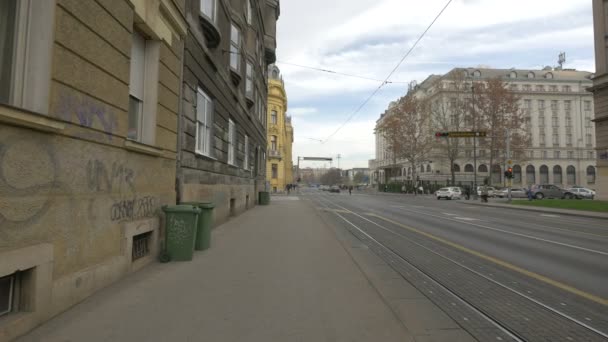 Ein Bürgersteig Einer Stadtstraße — Stockvideo