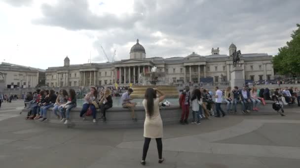 Menschen Entspannen Sich Brunnen Trafalgar Square — Stockvideo