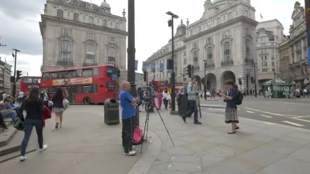 Homme Filmant Piccadilly Circus Londres — Video