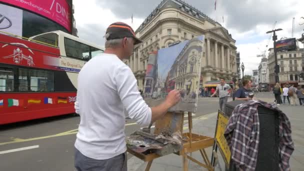 Чоловік Малює Цирку Пікаділлі — стокове відео