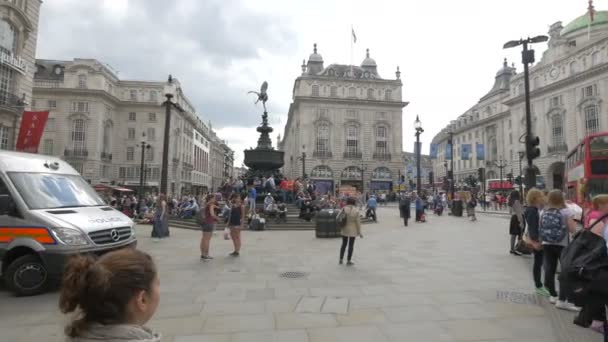 Turyści Relaksujący Się Wokół Shaftesbury Memorial — Wideo stockowe