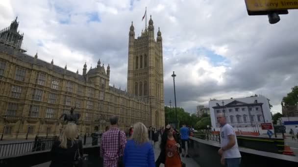 Tourists Walking Old Palace Yard — Stock Video