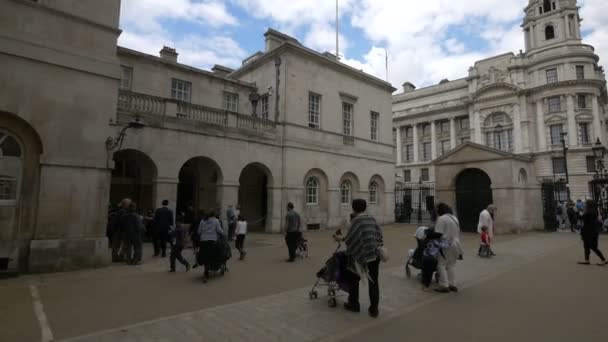 Touristes Visitant Musée Cavalerie Domestique — Video