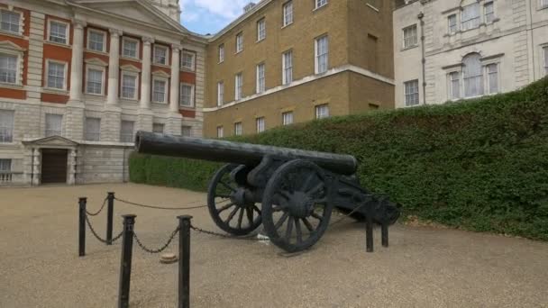 Canon Dans Cour Défilé Des Gardes Chevaux — Video