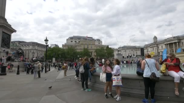 Mensen Ontspannen Trafalgar Square Londen — Stockvideo