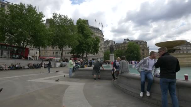 Touristen Entspannen Sich Auf Dem Trafalgar Square — Stockvideo