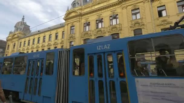 Niebieskie Tramwaje Toczące Się Ulicy Miasta — Wideo stockowe