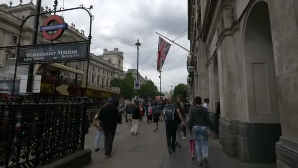 Ludzie Przechodzący Obok Przejścia Stacji Westminster — Wideo stockowe