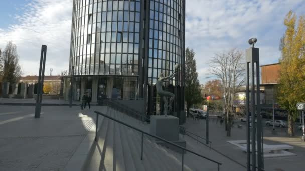 ガラスのファサードを持つ建物の像 — ストック動画