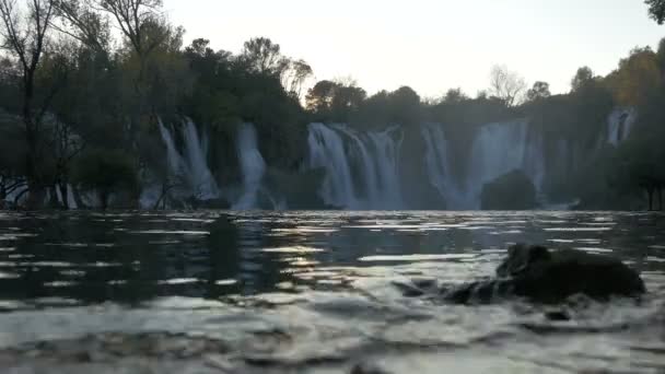 河里的一块石头和克拉夫特瀑布 — 图库视频影像