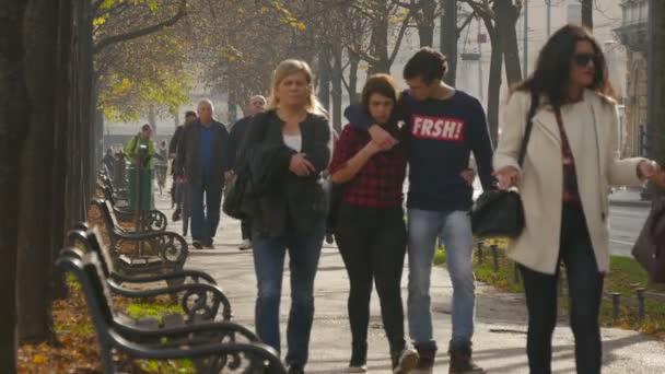 Gente Caminando Una Acera — Vídeos de Stock