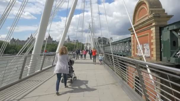 ゴールデン ジュビリー橋を歩く — ストック動画