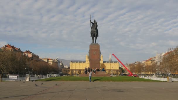 広場にあるトミスラフ王記念碑 — ストック動画