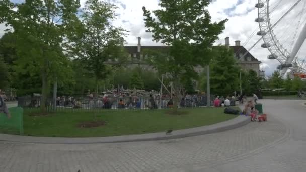 Turistas Relaxando Jardins Jubileu — Vídeo de Stock