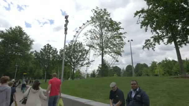 Londyńskie Oko Widziane Jubilee Gardens — Wideo stockowe