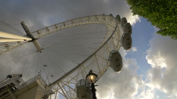 Χαμηλή Γωνία Του Διάσημου London Eye Περιστρεφόμενη — Αρχείο Βίντεο