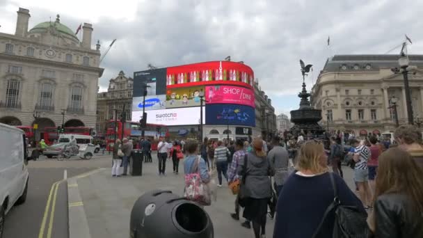 Mensen Die Piccadilly Circus Wandelen — Stockvideo