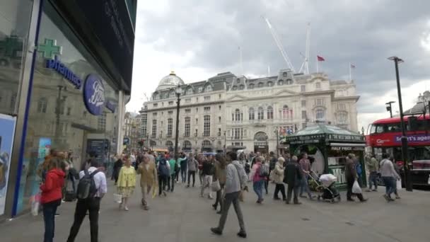 Tömeg Londoni Piccadilly Cirkuszban — Stock videók